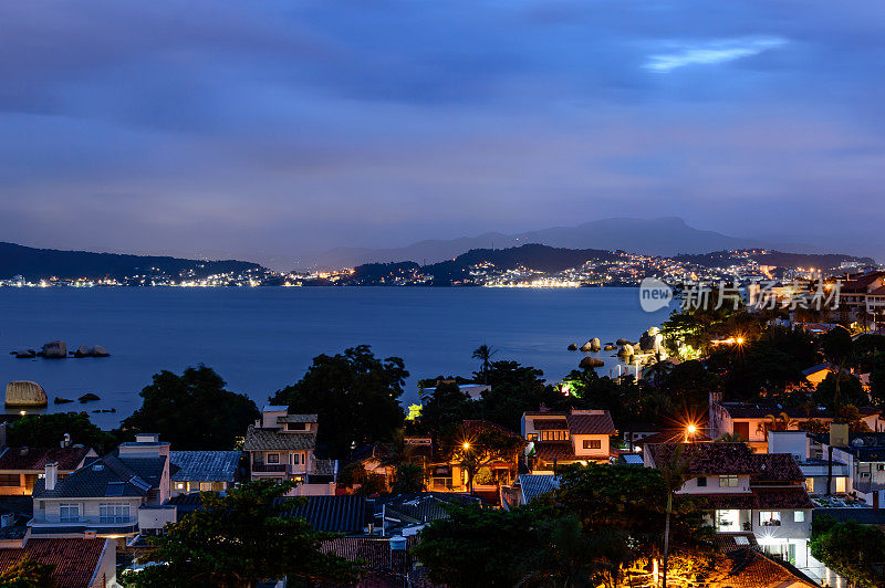 在Florianópolis Coqueiros附近的海滩夜景